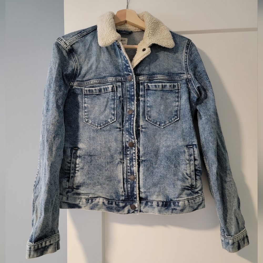 Vintage GAP Denim Jacket. Women's medium. Shearling collar